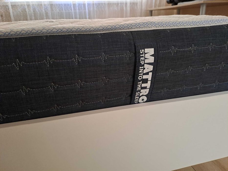 Спалня с матрак, гардероб, скрин, нощни шкафчета и огледало