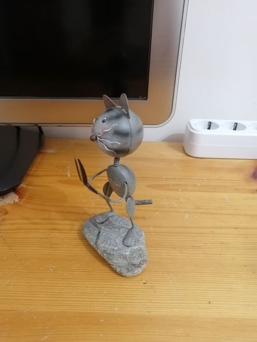 Фигурки, рамки, вазочка, тарелочки, колокольчик