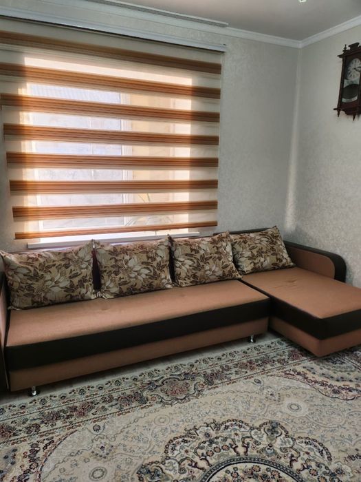 Угловой диван коричневый