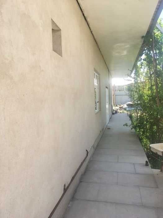 Qorako‘l Akademik Litsey oldida uy sotiladi