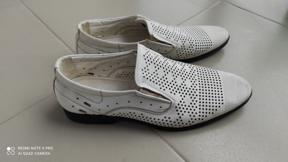 Продам белые летние туфли 43 размера