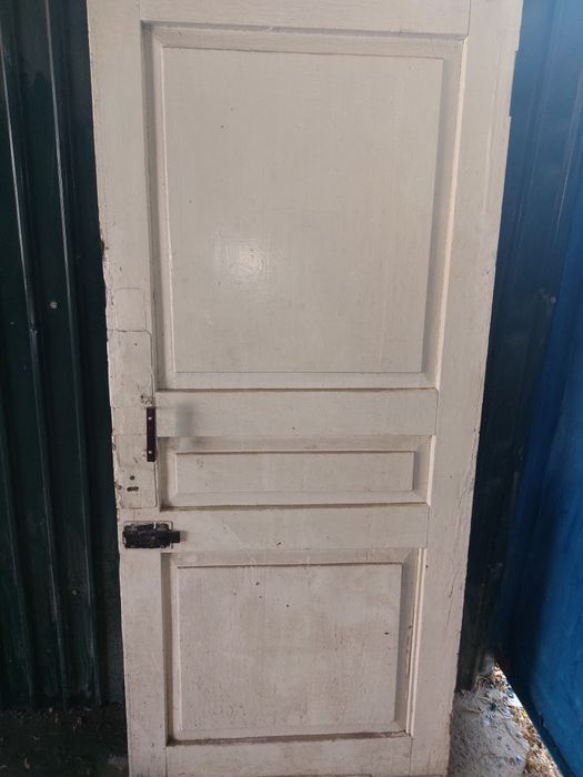 Дверь.Снаружи дерамантином Қапталған.