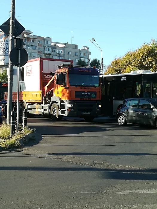 Camion cu macara București - Ilfov | Transport Profesionial 12T Ridicare 4T