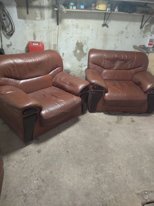 2. кожаных кресла