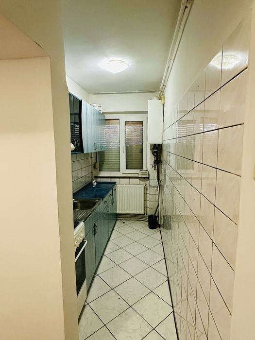 Apartament semidecomandat, etajul 3/4, situat intr o zona foarte linistita, in centrul Salontei. Mai multe detalii in descriere