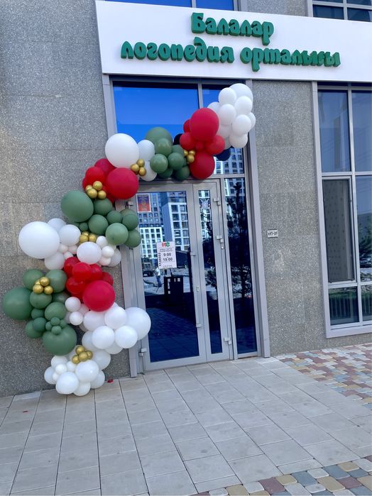 Арка из шаров для входной группы