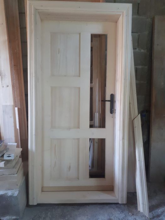 Producător de uși și ferestre din lemn masiv,brad.
