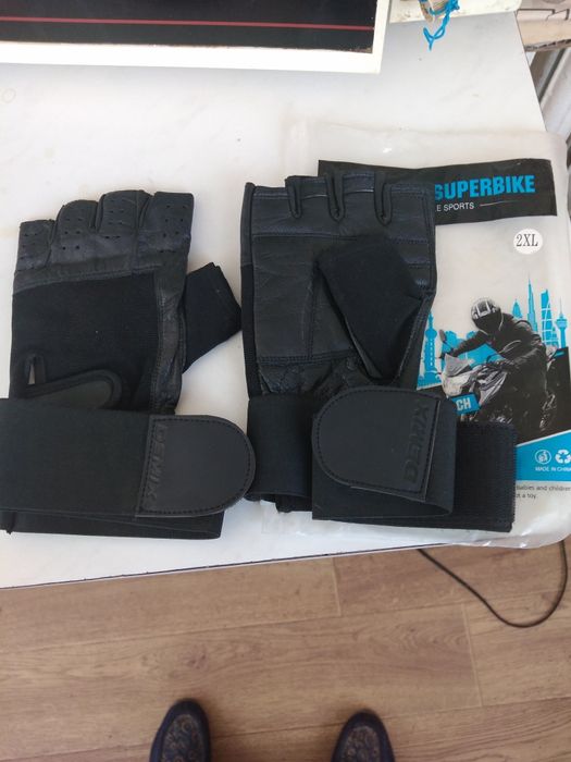 Новые кожаные перчатки