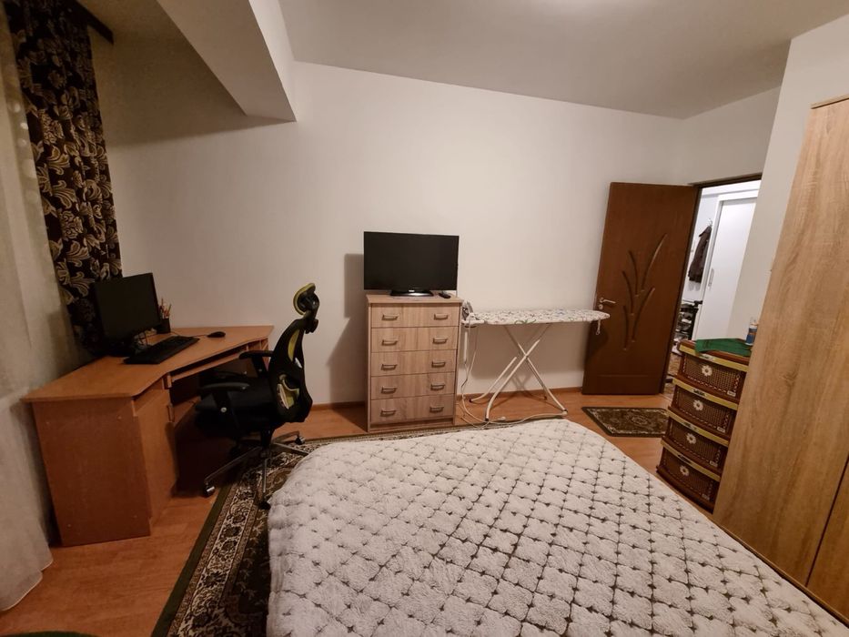 Inchiriez camera unei fete in apartament de 2 camere decomandat