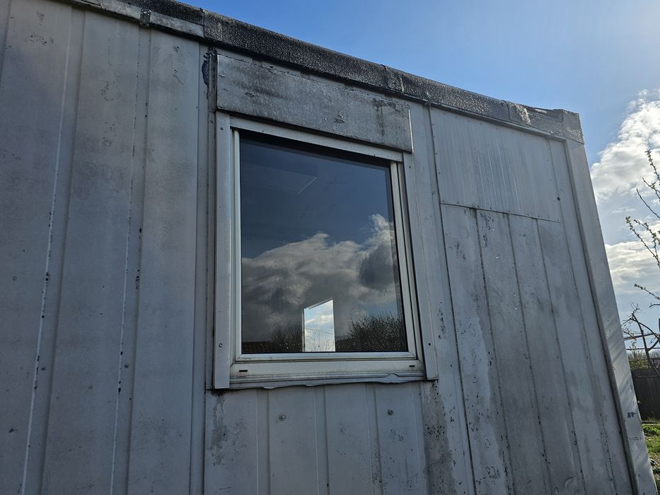 Termopan SH, ferestre cu sistem de rotobasculare, cu rulouri exterioare, un geam este format din 3 ochiuri, ușa este cu sistem de închidere,100/buc.