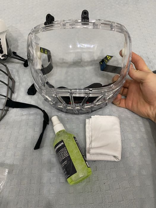 Хоккейным шлем в комплекте с визером