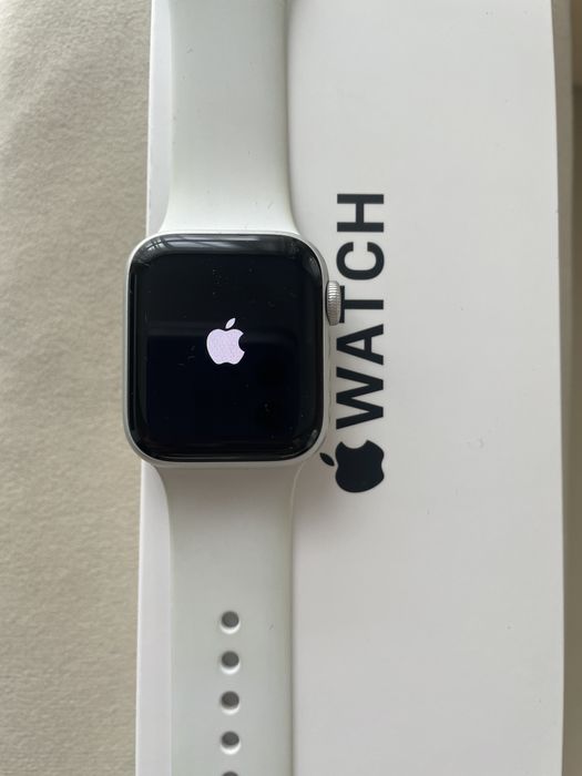 Apple watch SE GEN 2 40 mm white sport band