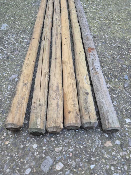 70 Stalpi lemn tratati, diametru 6-7 cm, lungime 2m, 17 lei/buc.