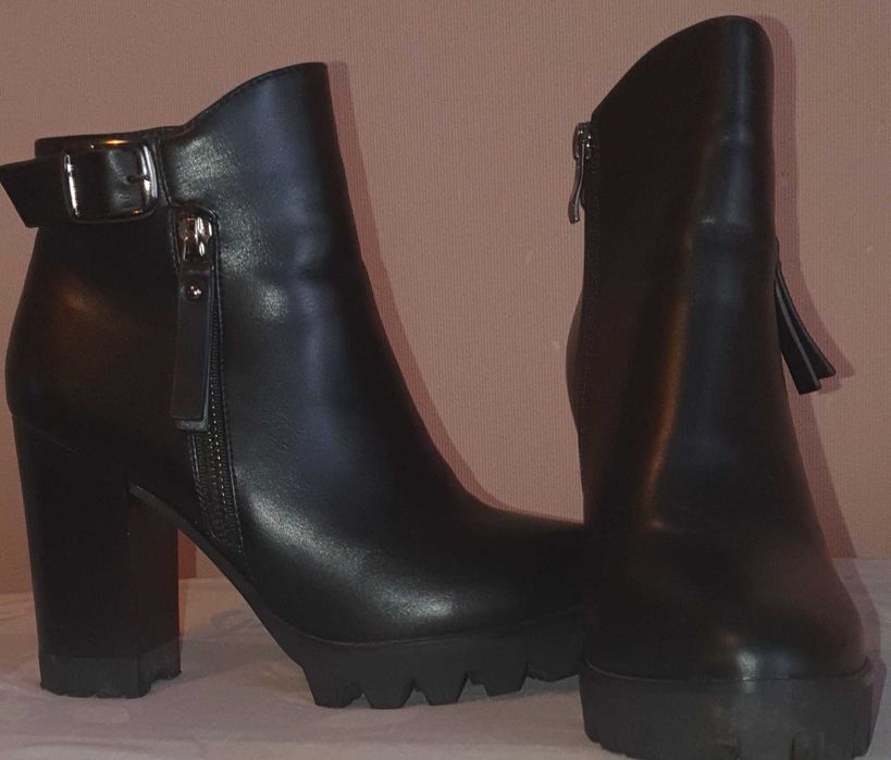 Дамски боти на ток