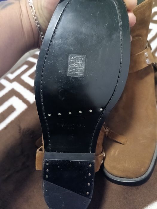 Se vine balenciaga  mărimea 43