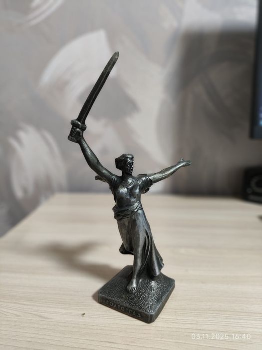 Статуэтки Родина Мать и мальчик с собакой СССР