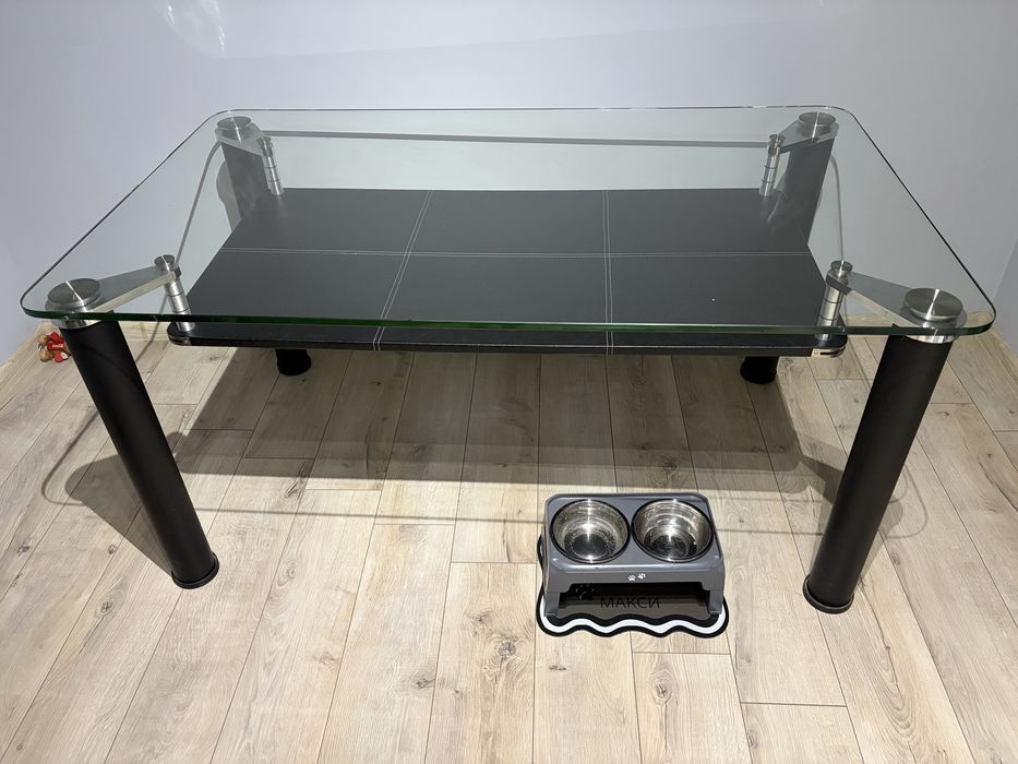 Масивна стъклена трапезна маса