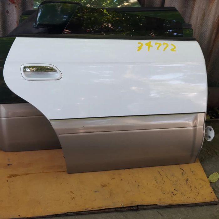 Двериь на Subaru Outback  Б4 .