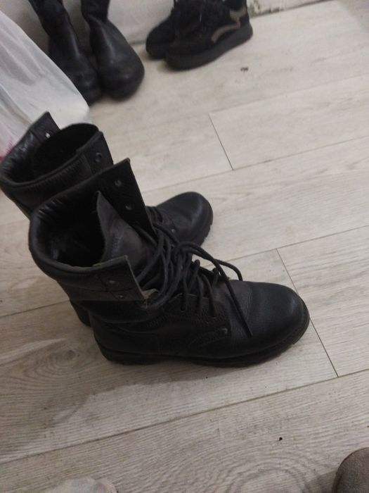 Берцы, на осень весну самое то.