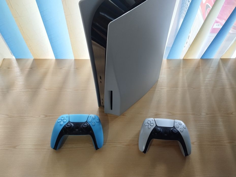 Playstation 5 Disk с игри и стойка