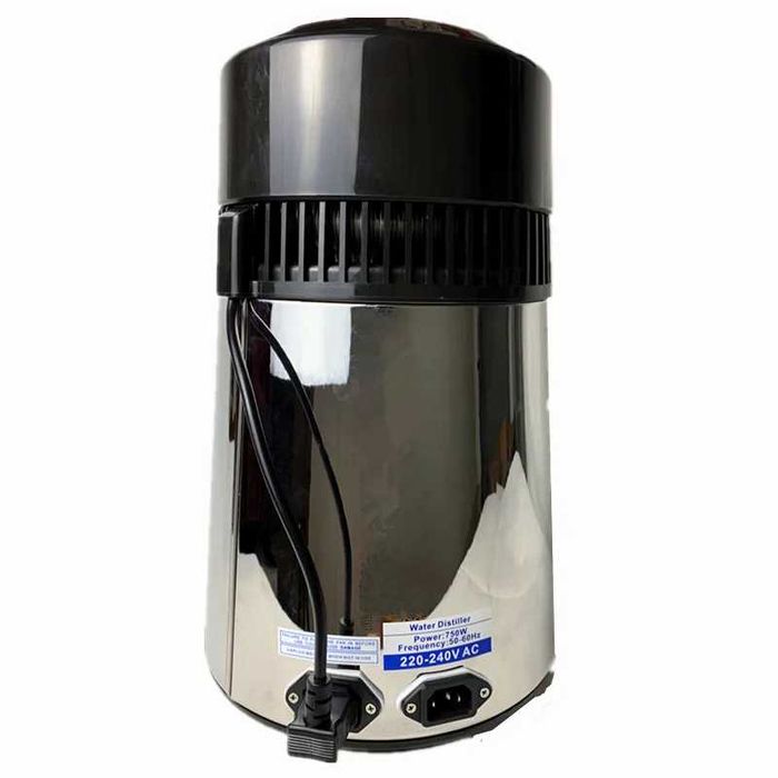 Дистиллятор производит дистиллированную воду.