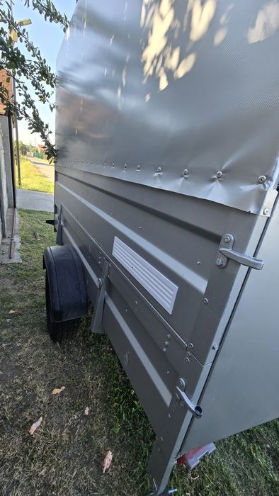 Vând remorcă basculabilă cu sistem de frânare, 1000 kg.