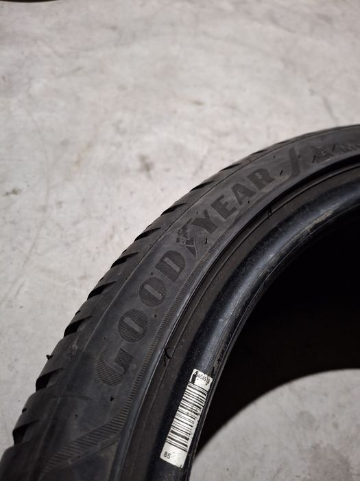 2 Anvelopele de iarnă 215 40 r18  Goodyear