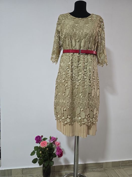 Rochie aurie din dantela croșetata cu pliuri la baza