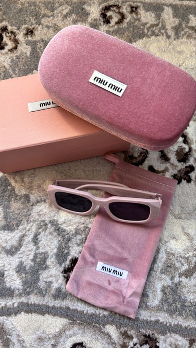 Ochelari Miu Miu Roz “perfecti pentru un cadou”