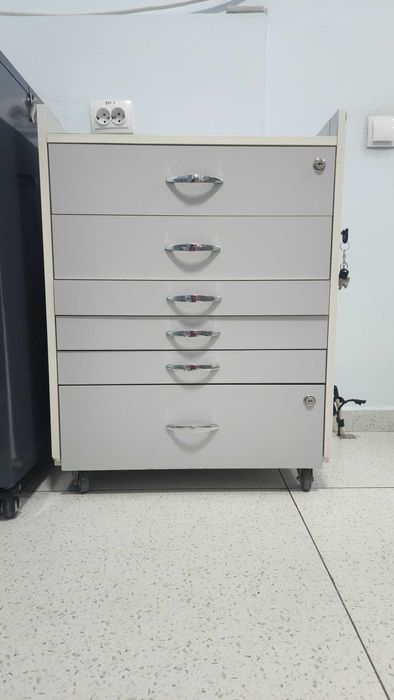 Продам столик с ящиками, на колёсах