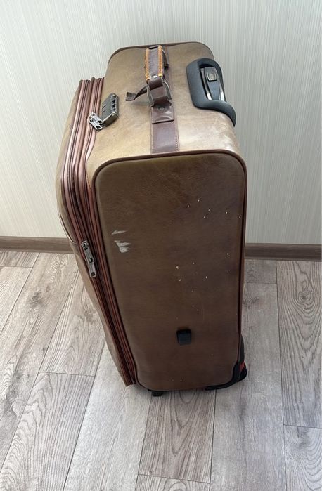 Продам чемодан