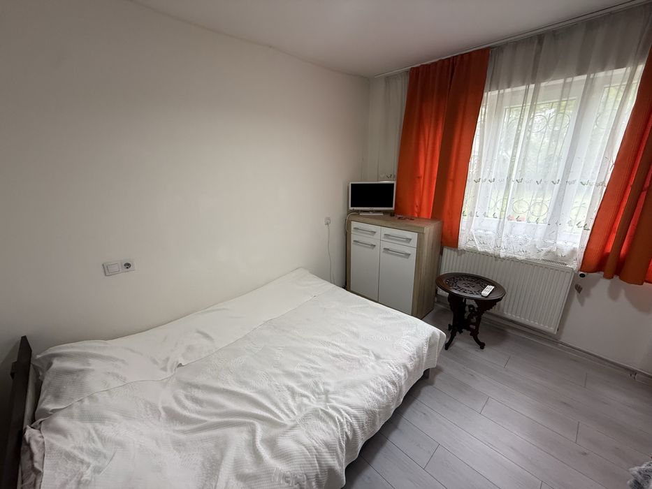Apartament cu doua camere decomandat ,zona Nufarul