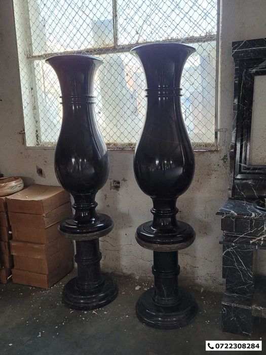 Vaze din marmura neagra