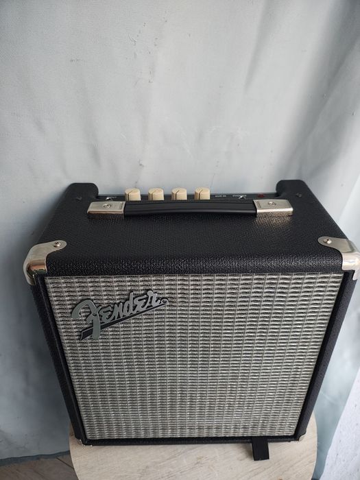 Chitara Bass Squier in stare excelenta + amp Fender Rumble 15