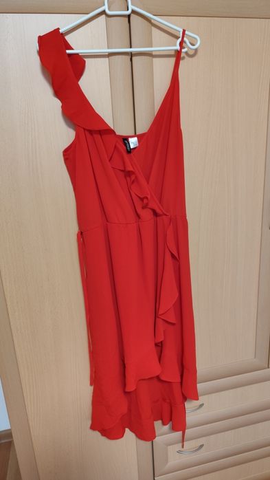 Асиметрична червена рокля H&M, тип прегърни ме
Носена броени пъти