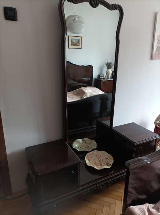 Vând corp elegant din lemn lacuit cu oglinda cu 2 noptiere