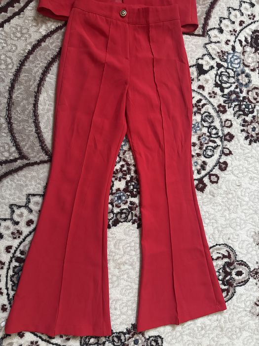 костюм красный новый