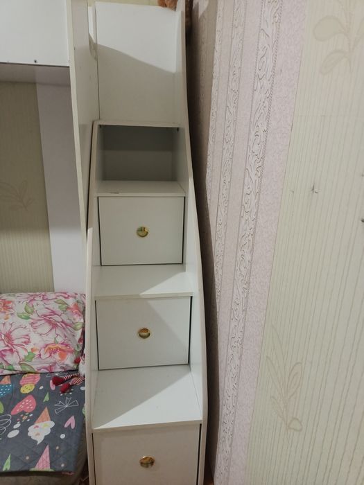 Продам детскую 2-х кровать и стол