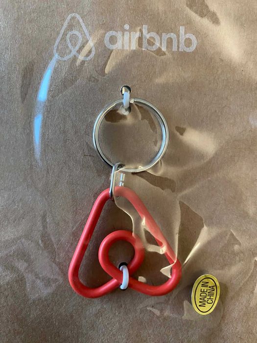 breloc airbnb din metal - nou