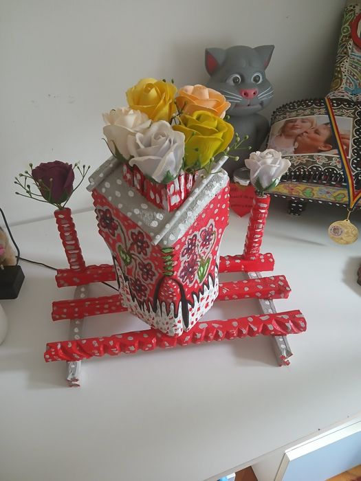 Vând ornamente lucrate manual din lemn