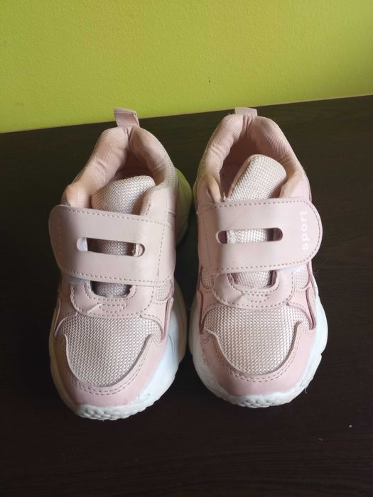 Маратонки,пантофи ,чехли,за момиче.Всичко по 15 лв