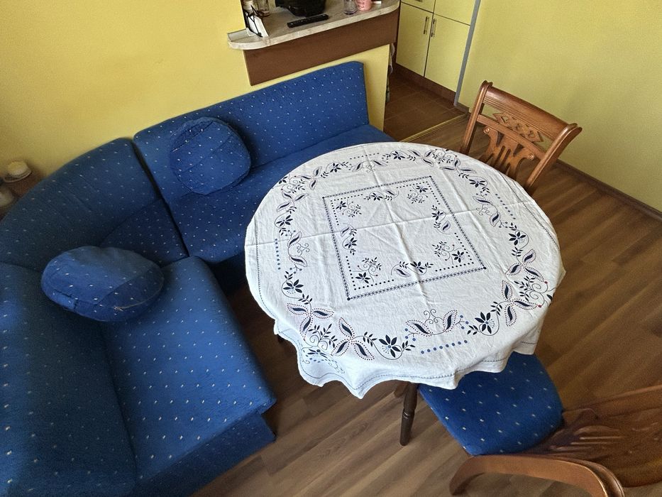 Ъглов диван с възглавнички