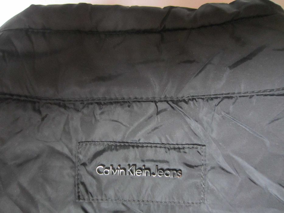 Geaca Calvin Klein, masura XXL, matlasata, poliester, subtire ca grosime, stare f.buna