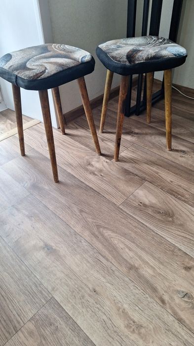 Продам 2 табуретки