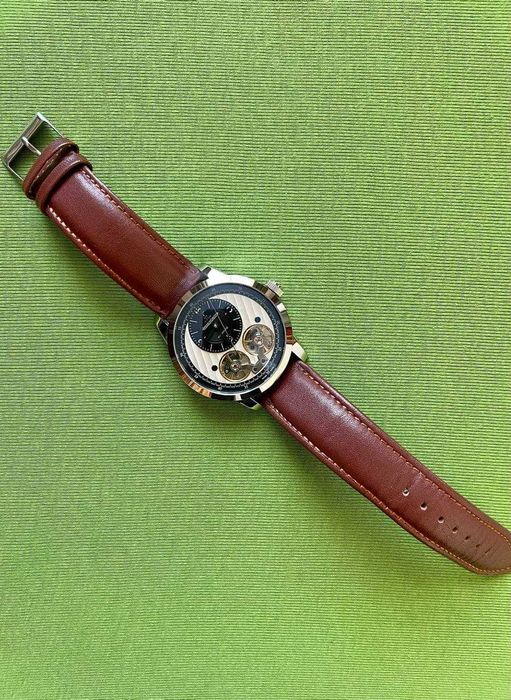 Автоматические мужские часы.