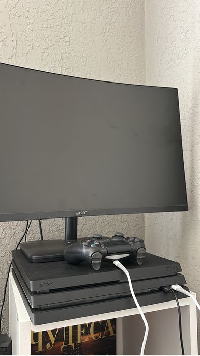 Play station 4 pro 1 TB