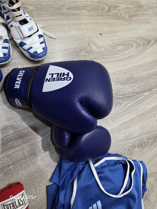 Шлем, перчатки, форма, бинты для бокса