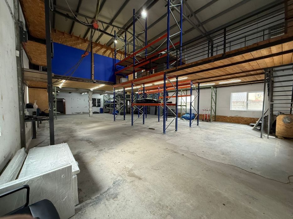 Vand Hala cu spatiu de locuit sau de birouri