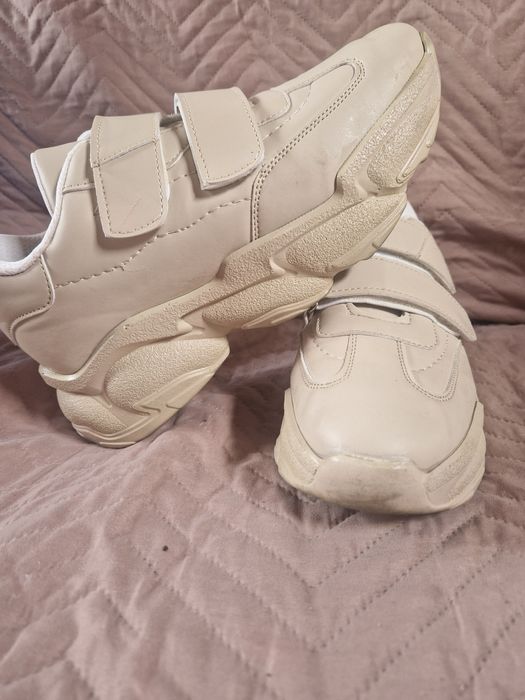 Маратонки в бежово