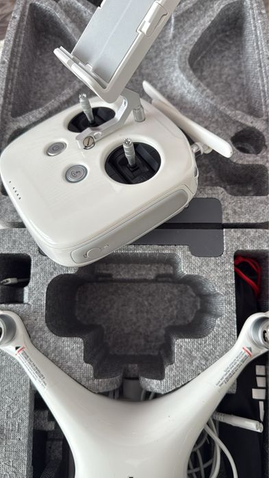 Продам дрон phantom 4